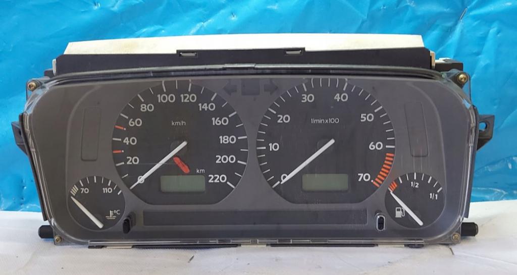 Volkswagen Golf III 1991-1998 hatchback 1.8 petrol MT 66 kW 1995  Prístrojová doska 1H0919860D