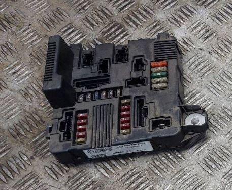 Renault Scenic II 2003-2009 hatchback 1.9 DCI diesel MT 85 kW 2003  Poistková skrinka 8200306032