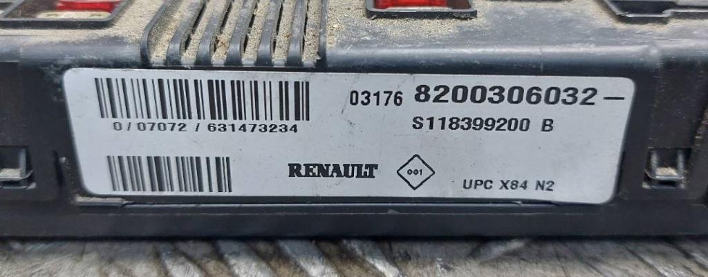 Renault Scenic II 2003-2009 hatchback 1.9 DCI diesel MT 85 kW 2003  Poistková skrinka 8200306032