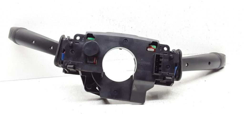 Volvo V70 II 1999-2007 combi 2.4 D5 diesel MT 120 kW 2003  Prepínacie páčky pod volantom 30669738