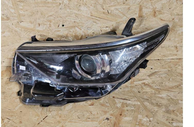 Toyota Auris II 2012-2018 hatchback 2.0 D4D 2.0 diesel MT 91 kW 2014  Svetlo predné ľavé 81150-02K30