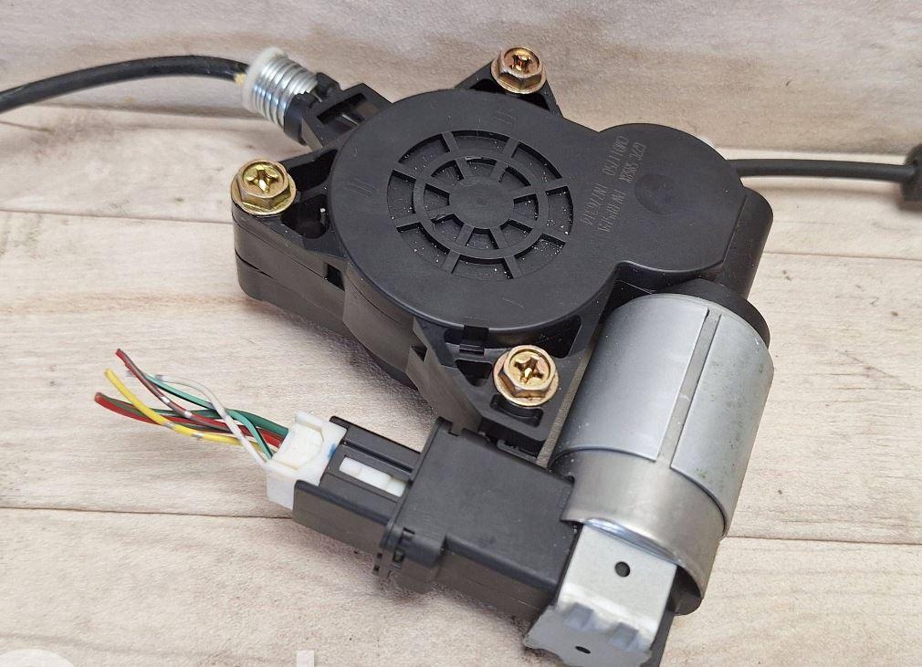 Mazda 5 2005-2010 hatchback 1.8 16v petrol MT 85 kW 2009  Mechanizmus sťahovania okna predný ľavý G22C5858X CM011750
