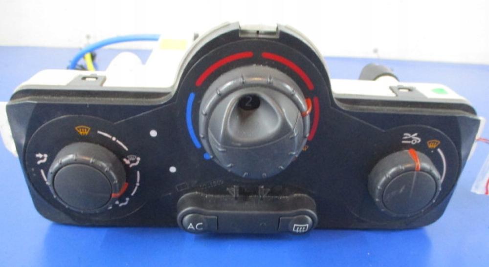 Renault Clio III 2005-2012 hatchback 1.2 16v petrol MT 55 kW 2008  Panel kúrenia/klimatizácie 69597003