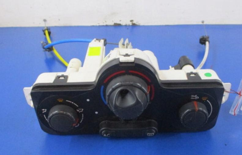 Renault Clio III 2005-2012 hatchback 1.2 16v petrol MT 55 kW 2008  Panel kúrenia/klimatizácie 69597003