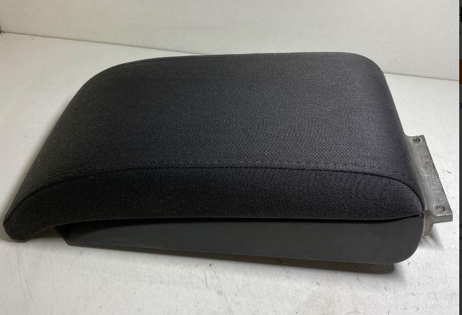 Volkswagen Touran I 2003-2015 hatchback 1.9 TDI diesel MT 77 kW 2004  Lakťová opierka 1T0864208