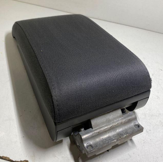 Volkswagen Touran I 2003-2015 hatchback 1.9 TDI diesel MT 77 kW 2004  Lakťová opierka 1T0864208