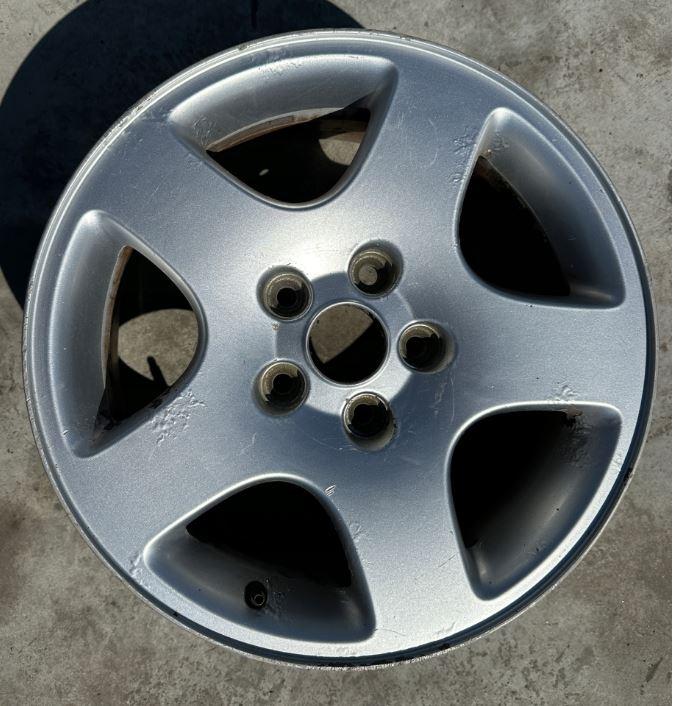 Audi A4 B5 1994-2001 combi 1.9 TDI diesel MT 81 kW 1999  Hliníkový disk 8D0601025C 16