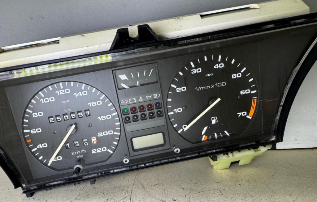 Volkswagen Golf II 1983-1992 hatchback 1.6 petrol MT 51 kW 1987  Prístrojová doska 191919033LS