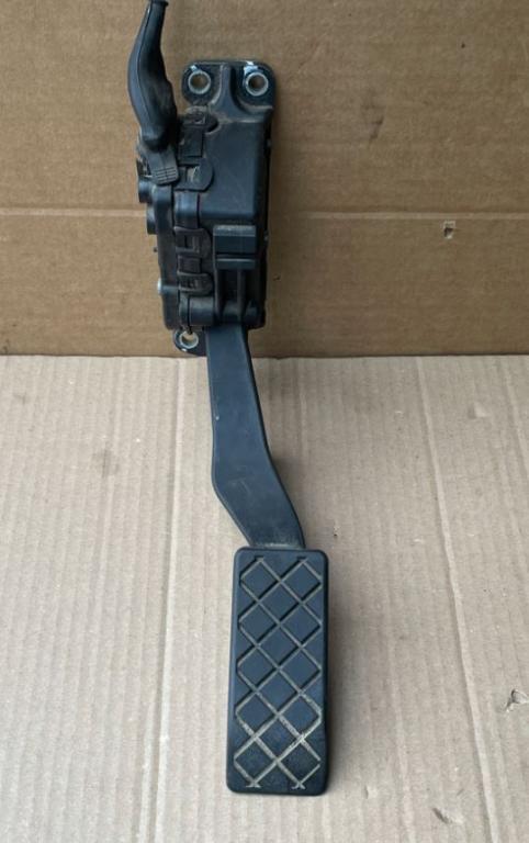 Volkswagen Transporter T5 2003-2015 hatchback 1.9 TDI diesel MT 63 kW 2003  Potenciometer plynového pedálu 7H1721503
