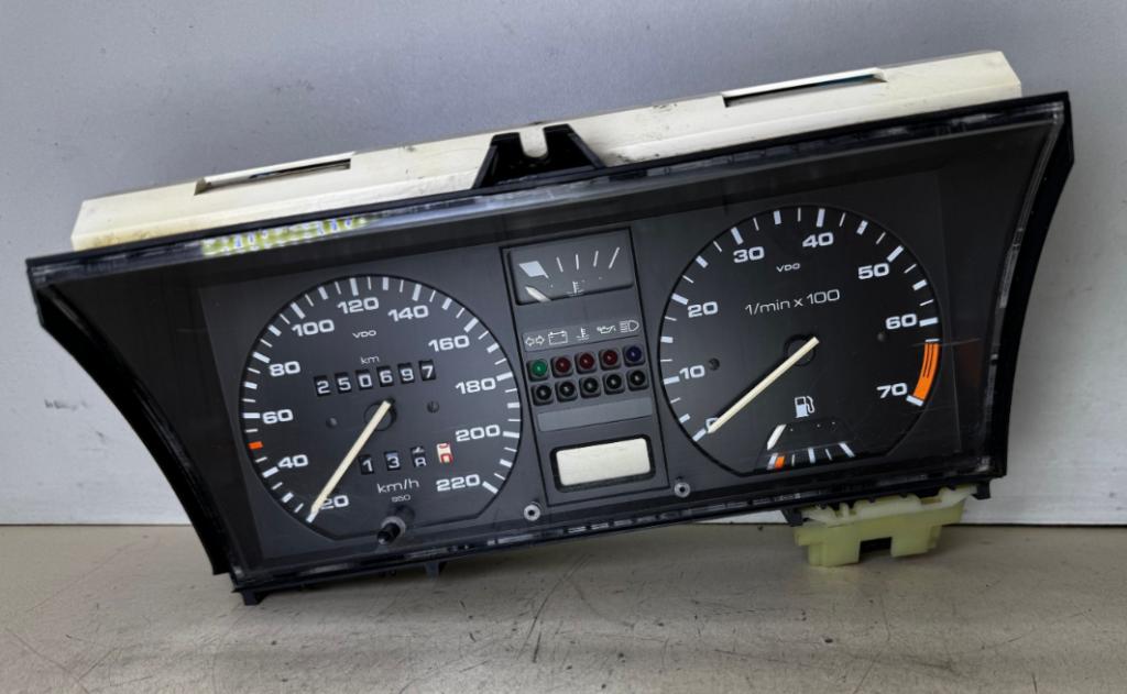 Volkswagen Golf II 1983-1992 hatchback 1.6 petrol MT 51 kW 1987  Prístrojová doska 191919033LS