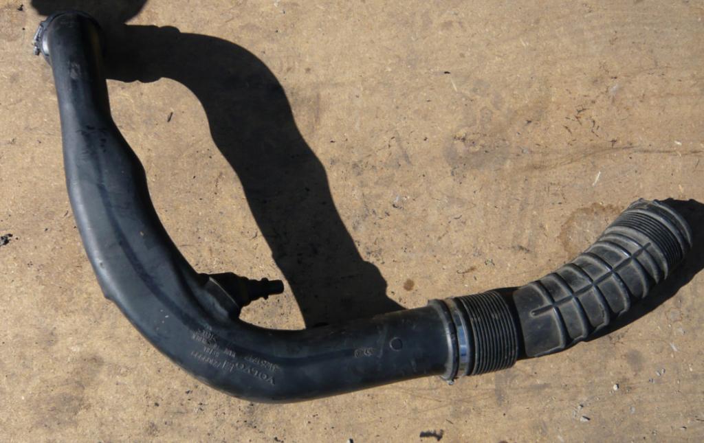 Volvo V70 III 2007-2016 combi 2.4 D diesel MT 120 kW Rúrka chladenia vzduchu 31261717