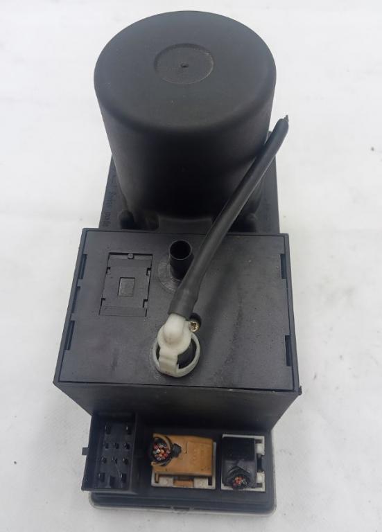 Audi A3 8L 1996-2003 hatchback 1.6 petrol MT 74 kW 1998  Pumpa centrálneho zámku 8D0862257B