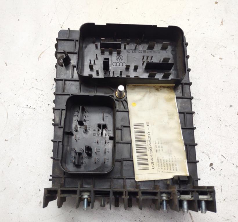 Volkswagen Golf V 2003-2009 hatchback 1.9 TDI diesel MT 77 kW 2005  Poistková skrinka 1K0937124H