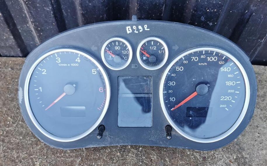 Audi A2 hatchback 1.4 16v petrol AUA MT 55 kW Prístrojová doska 8Z0920901