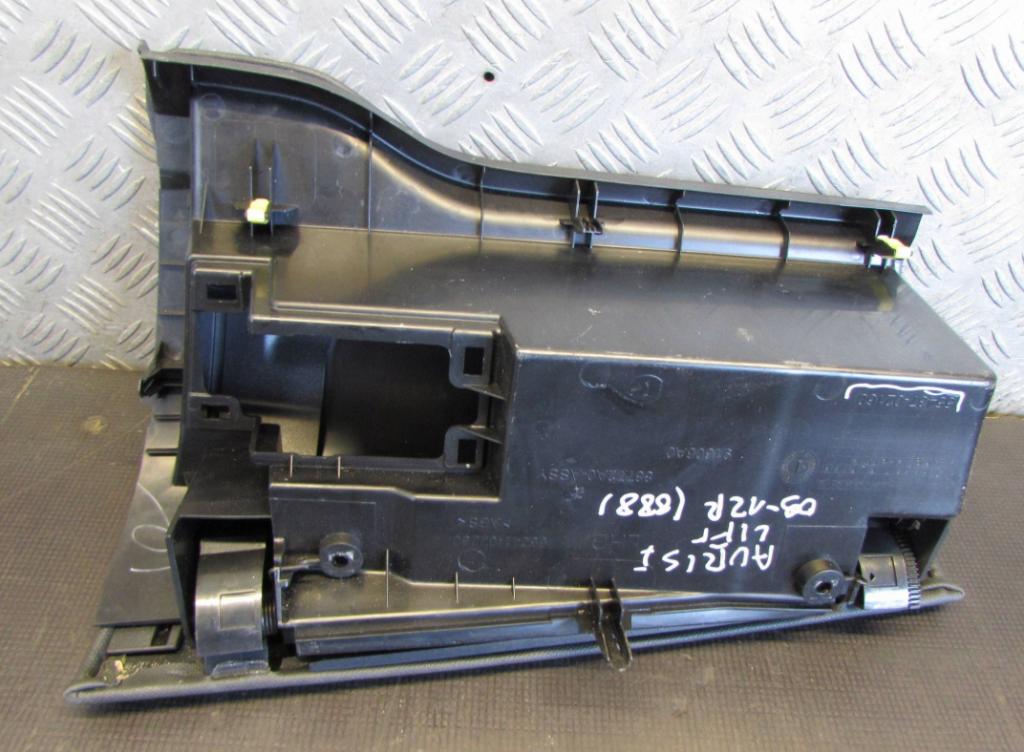 Toyota Auris I 2006-2013 hatchback 1.6 97 kW 2011  Priehradka (kastlík) 5543702160