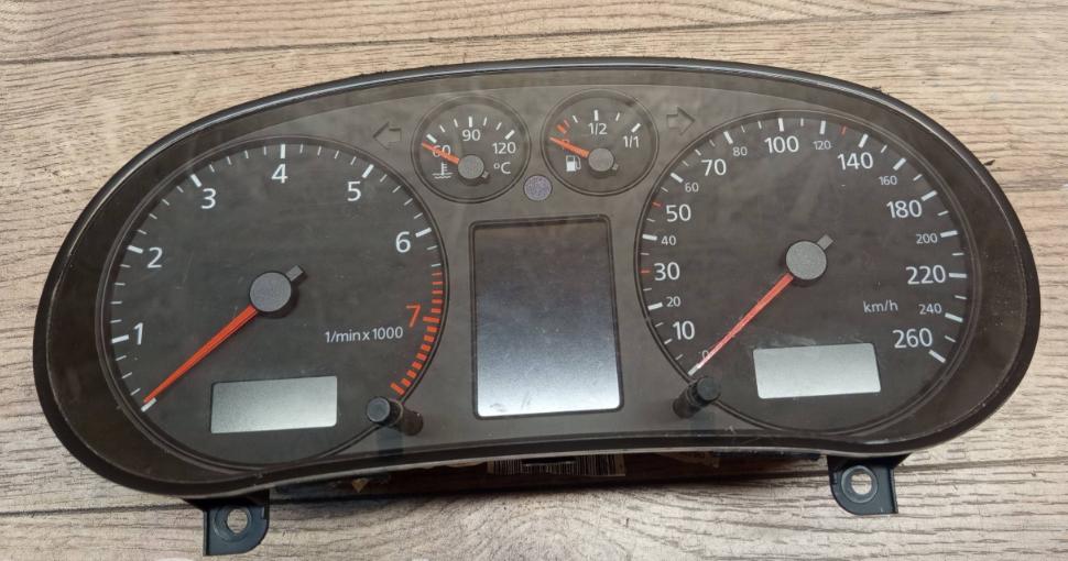 Audi A3 8P 2003-2012 hatchback 1.6 8v petrol MT 75 kW 2003  Prístrojová doska 8L0920933N