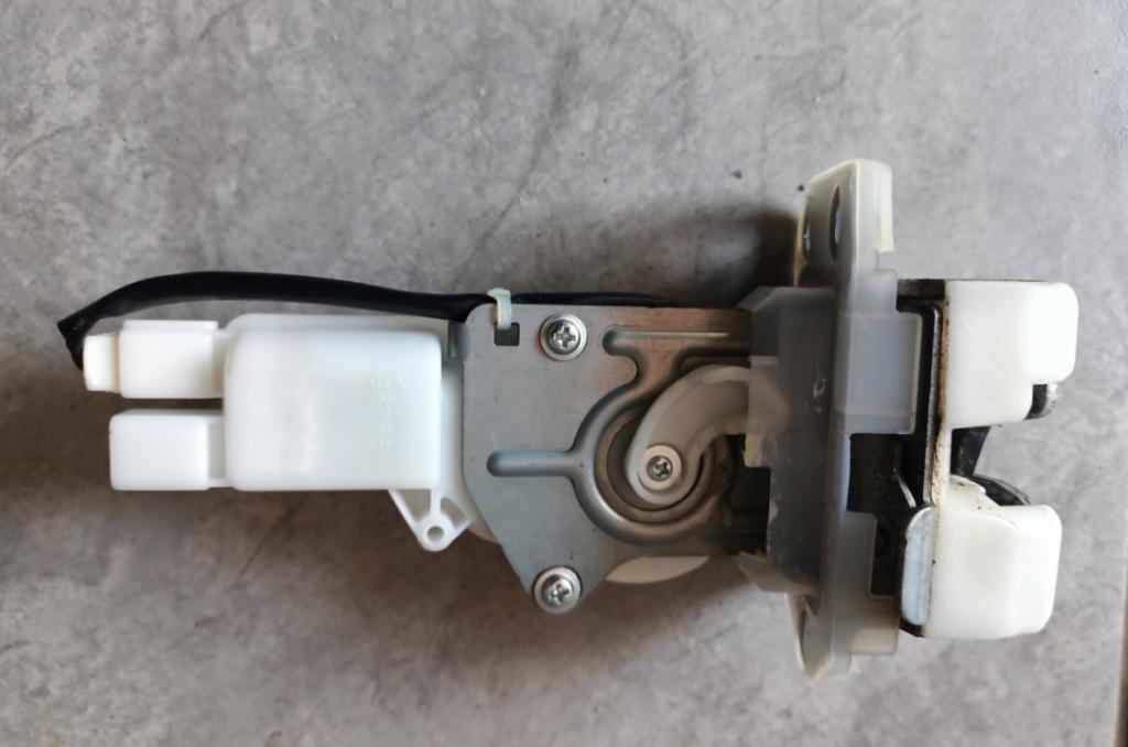 Suzuki Swift Mk6 2005-2010 hatchback 1.3 16v petrol AT 68 kW 2007  Zámok zadnej kapoty