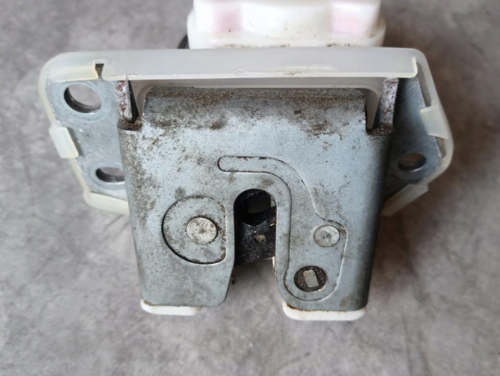 Suzuki Swift Mk6 2005-2010 hatchback 1.3 16v petrol AT 68 kW 2007  Zámok zadnej kapoty