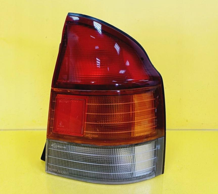 Mazda 323 hatchback 1.3 16v petrol 1995  Svetlo zadné pravé NR567