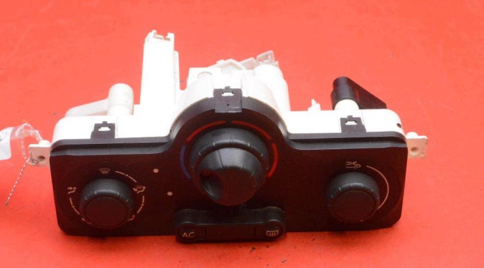 Renault Clio III 2005-2012 hatchback 1.2 16v petrol MT 55 kW 2006  Panel kúrenia/klimatizácie 030967W