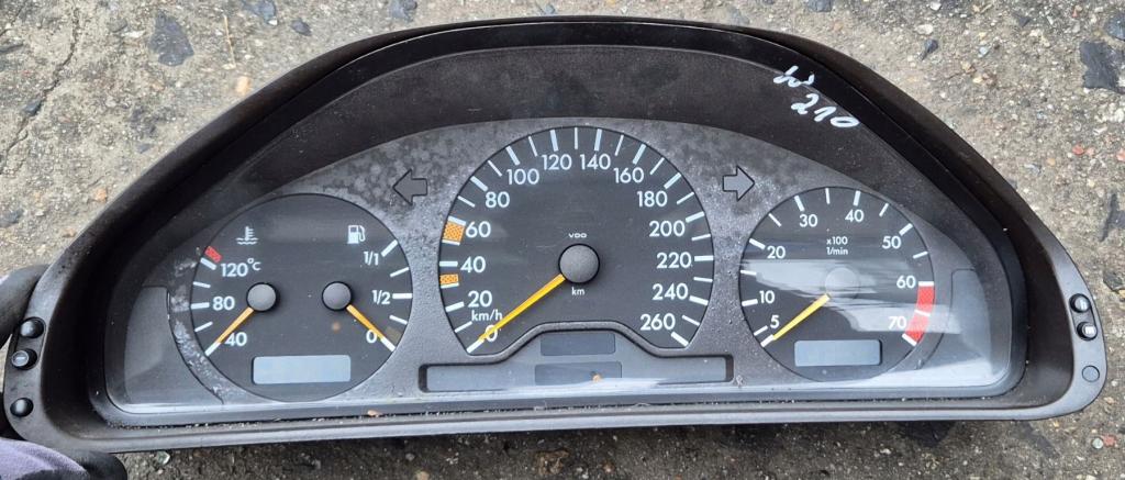 Mercedes E W210 1995-2002 sedan 2.0 KOMPRESSOR petrol MT 137 kW 2000  Prístrojová doska 2105403848
