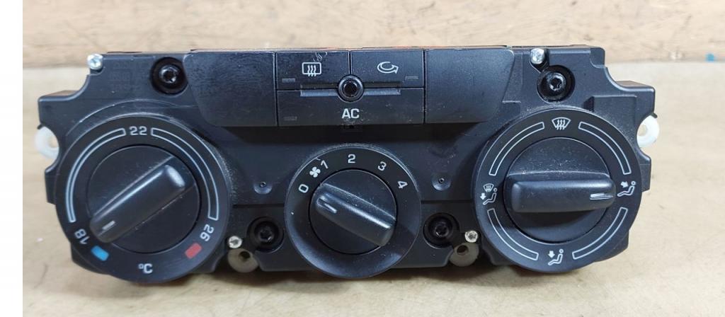 Skoda Octavia II 2004-2013 hatchback 1.9 TDI diesel MT 77 kW 2009  Panel kúrenia/klimatizácie 1Z0820045A