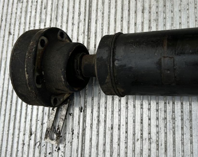 Audi A4 B6 2000-2004 Kardaňový hriadeľ 8E0521101M