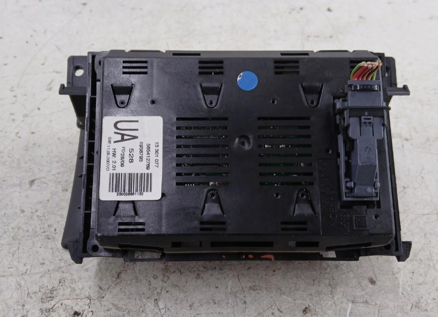Opel Astra III 2004-2014 combi 1.6 16v petrol MT 85 kW Displej 13301077