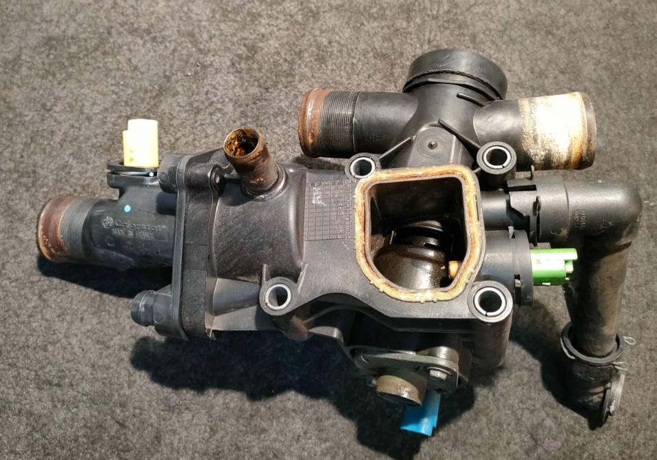 Peugeot Volvo Ford  Obal (príruba) termostatu 9646439080