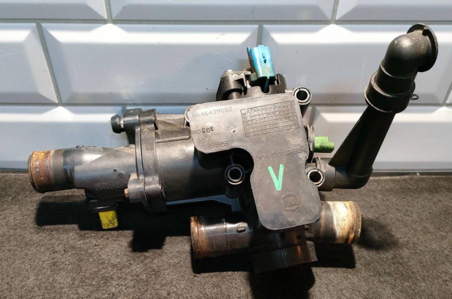 Peugeot Volvo Ford  Obal (príruba) termostatu 9646439080