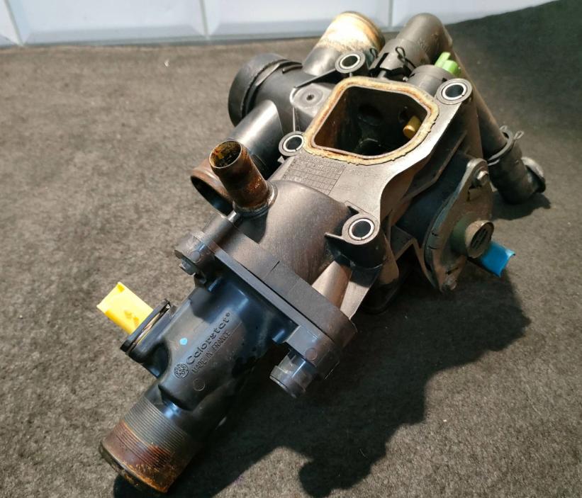 Peugeot Volvo Ford  Obal (príruba) termostatu 9646439080