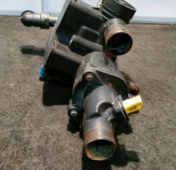 Peugeot Volvo Ford  Obal (príruba) termostatu 9646439080