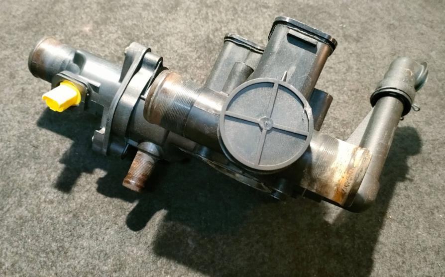 Peugeot Volvo Ford  Obal (príruba) termostatu 9646439080