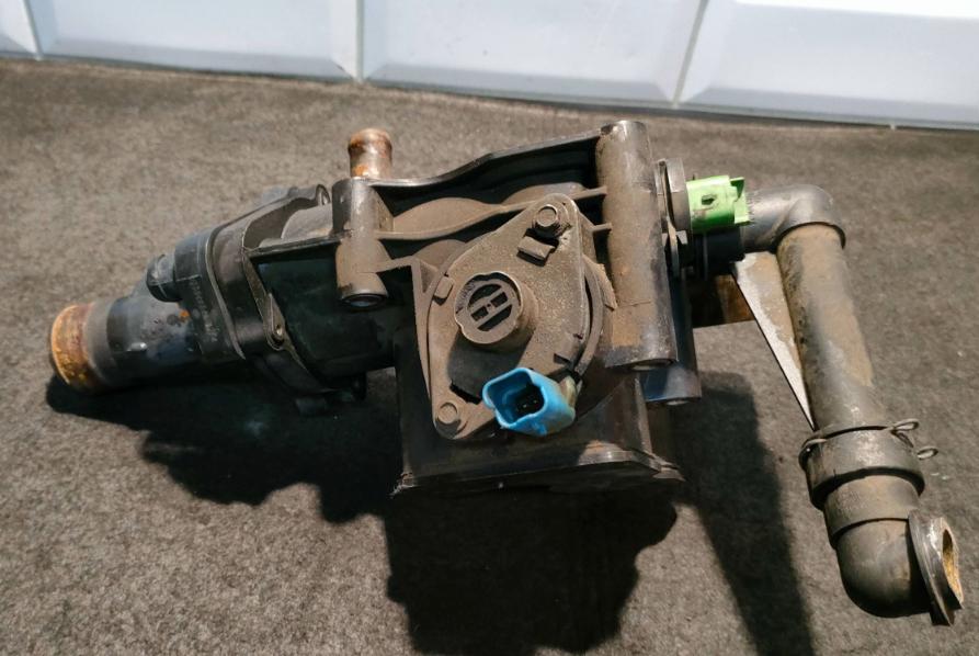 Peugeot Volvo Ford  Obal (príruba) termostatu 9646439080
