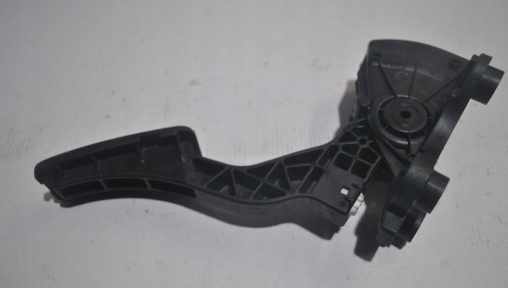Hyundai I30 I 2007-2012 hatchback 1.6 CRDI diesel MT 66 kW 2007  Potenciometer plynového pedálu 32700-2R300