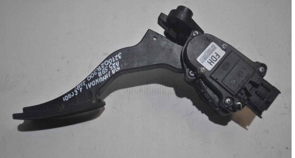 Hyundai I30 I 2007-2012 hatchback 1.6 CRDI diesel MT 66 kW 2007  Potenciometer plynového pedálu 32700-2R300