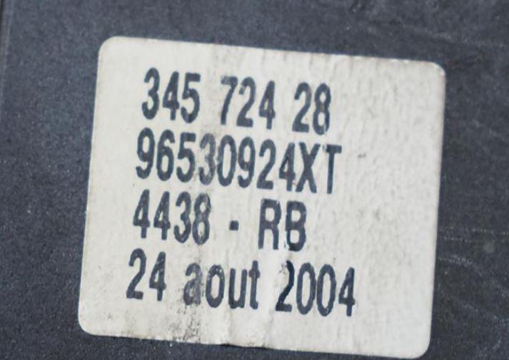 Peugeot 206 hatchback 1.1 petrol MT 44 kW 1999  Prepínacie páčky pod volantom 96530924XT