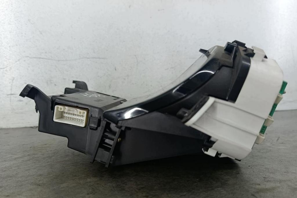 Toyota Yaris I 1999-2005 hatchback 1.0 16v petrol 50 kW 2001  Prístrojová doska 21655864-5 21655865-3