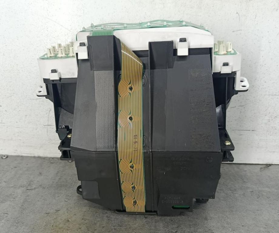 Toyota Yaris I 1999-2005 hatchback 1.0 16v petrol 50 kW 2001  Prístrojová doska 21655864-5 21655865-3