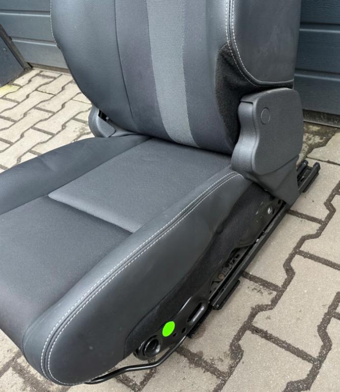 Renault Megane III 2008-2016 Sedadlo predné pravé