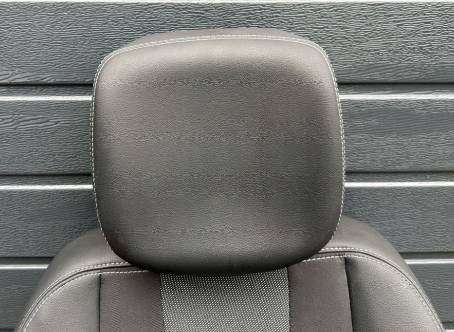 Renault Megane III 2008-2016 Sedadlo predné pravé