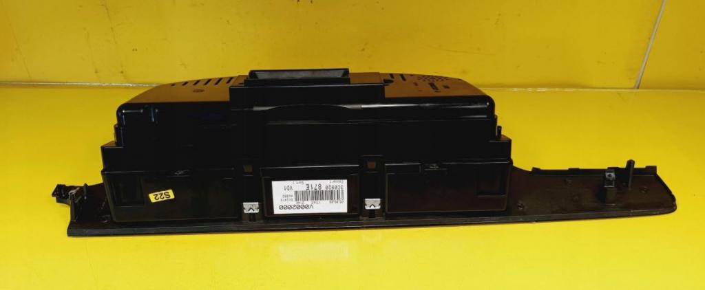 Volkswagen Passat B6 2005-2010 sedan 2.0 TDI diesel MT 103 kW 2007  Prístrojová doska 3C0920871E