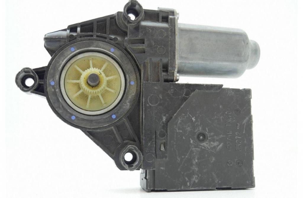 Skoda Octavia II 2004-2013 hatchback 1.4 TSI petrol MT 90 kW 2010  Motorček okien predný pravý 1T0959702S 5K0959792A