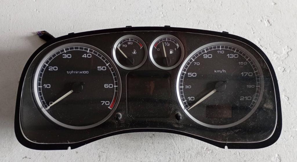 Peugeot 307 hatchback 1.4 petrol MT 55 kW 2001 Prístrojová doska P9636708280