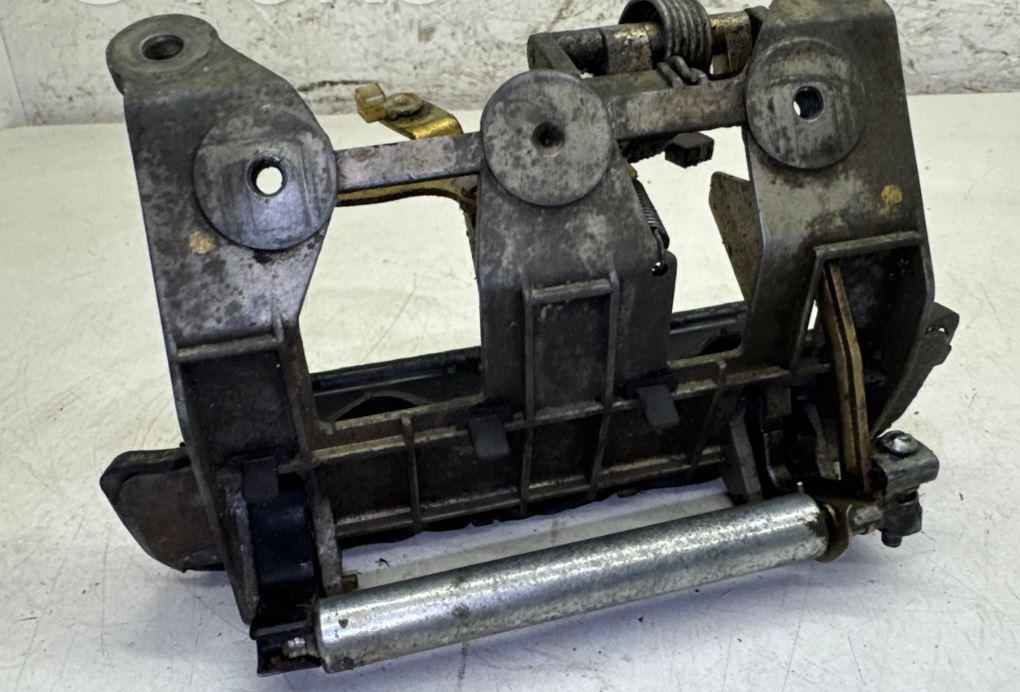 Audi 80 B4 1991-1994 sedan 2.0 8v petrol MT 85 kW 1993  Zámok zadnej kapoty 8A9827565
