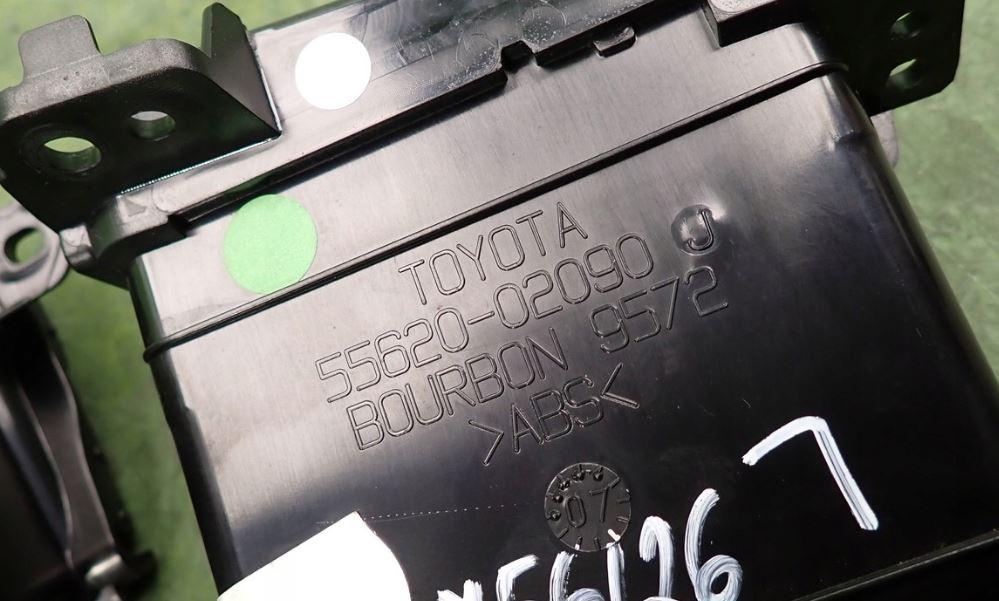 Toyota Auris I 2006-2013 hatchback 1.4 D4D diesel MT 66 kW 2009  Držiak (úchyt) na nápoje 55620-02090