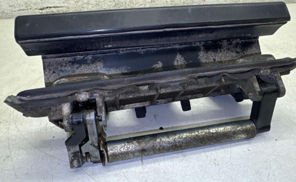Audi 80 B4 1991-1994 sedan 2.0 8v petrol MT 85 kW 1993  Zámok zadnej kapoty 8A9827565