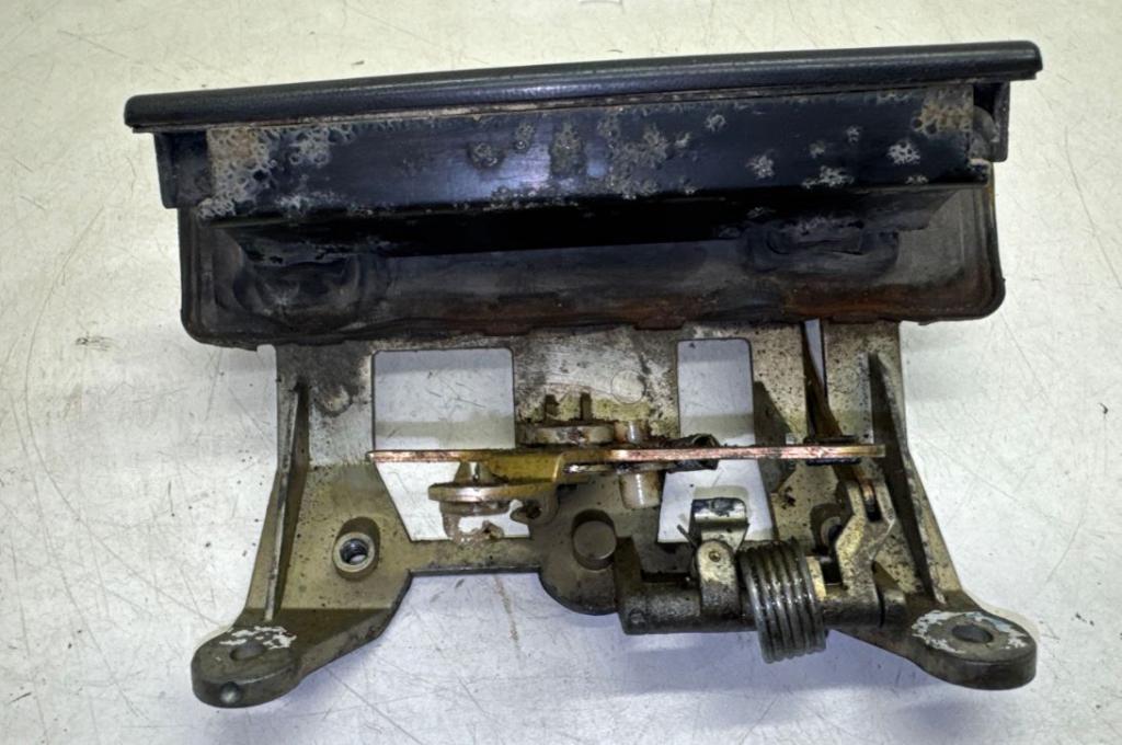 Audi 80 B4 1991-1994 sedan 2.0 8v petrol MT 85 kW 1993  Zámok zadnej kapoty 8A9827565