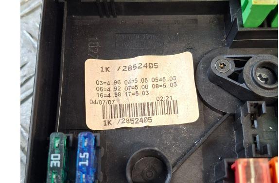 Volkswagen Jetta V 2005-2010 sedan 1.9 TDI diesel MT 77 kW 2008  Poistková skrinka 1K0937125A