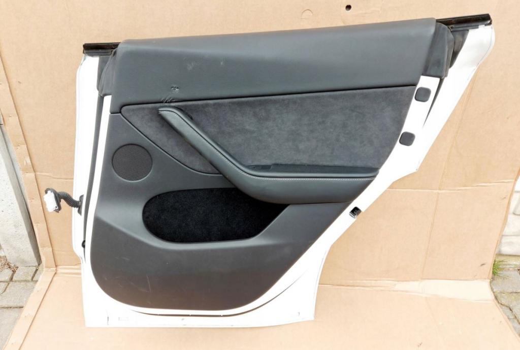 Tesla Model Y 2022 Dvere zadné pravé PPSB